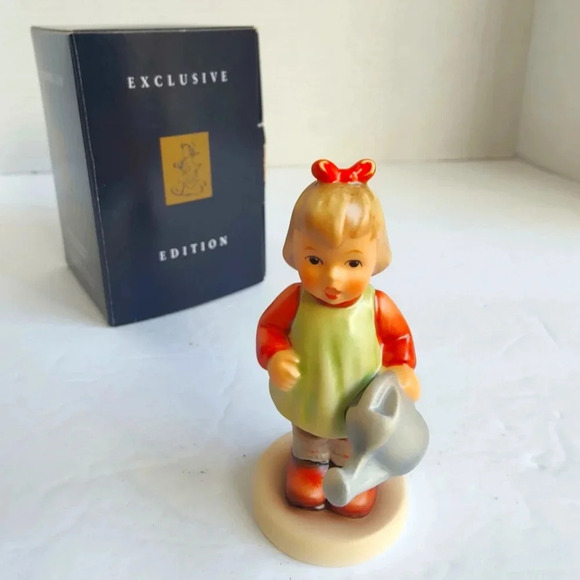 M.I. Hummel Club #1072 "Nature's Gift" Figure, EXC, Original Packaging - Picture 1 of 10